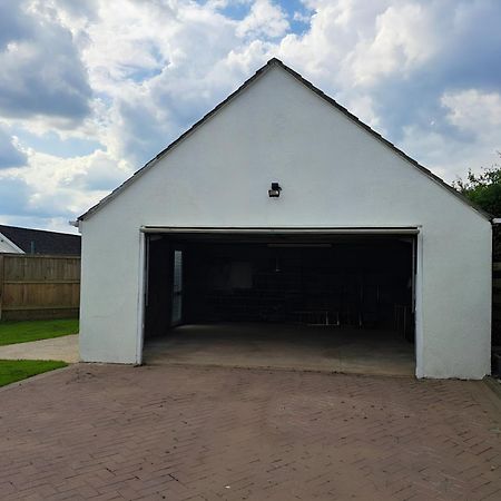 Beautiful 5 Bedroom Bungalow, Sleeps 7, In Calne Exteriör bild