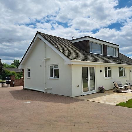 Beautiful 5 Bedroom Bungalow, Sleeps 7, In Calne Exteriör bild