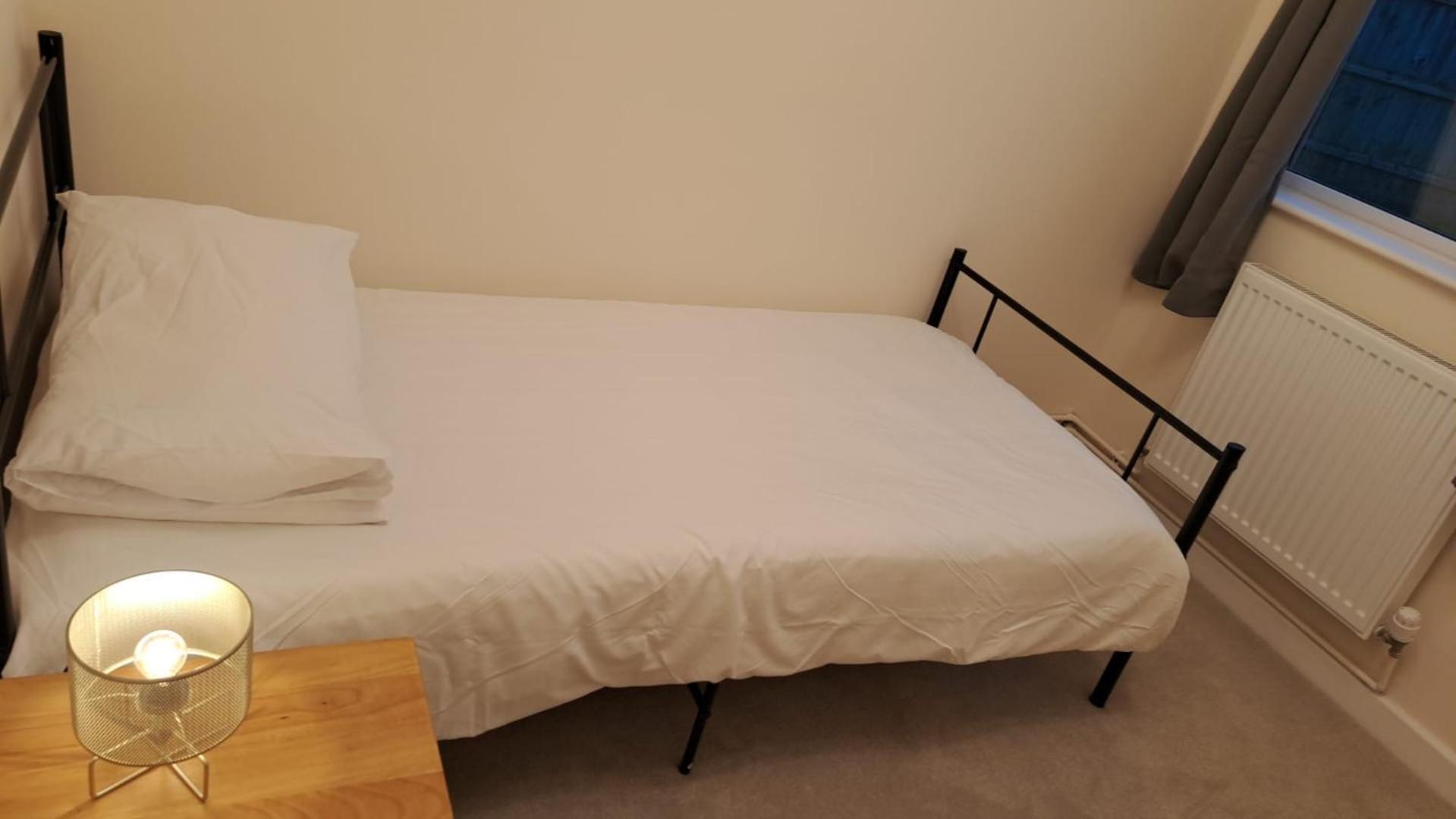 Beautiful 5 Bedroom Bungalow, Sleeps 7, In Calne Exteriör bild