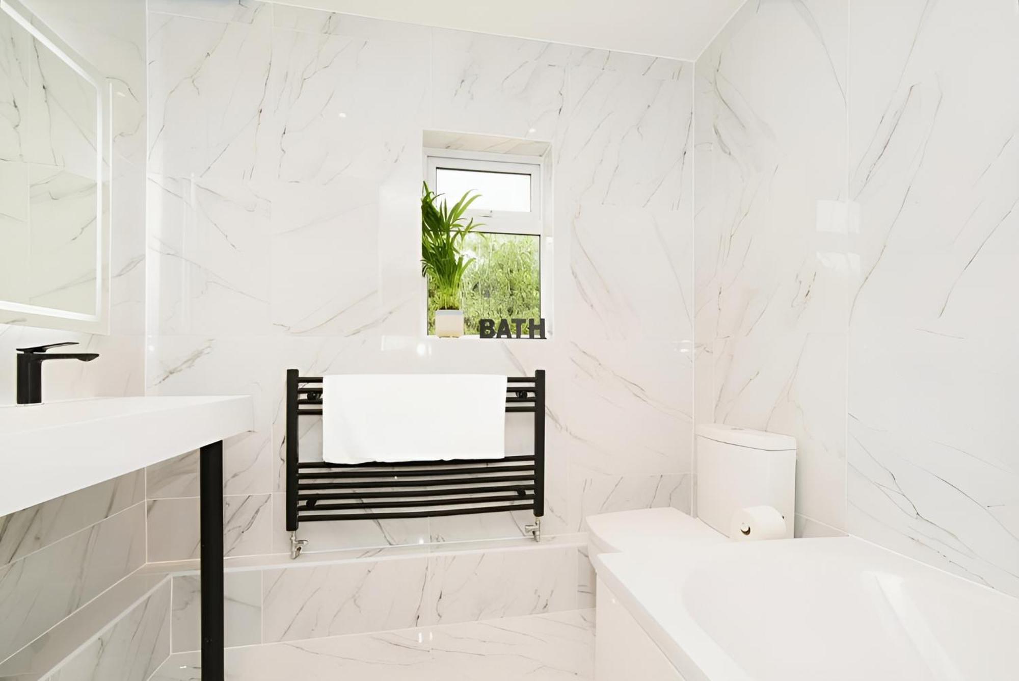 Beautiful 5 Bedroom Bungalow, Sleeps 7, In Calne Exteriör bild