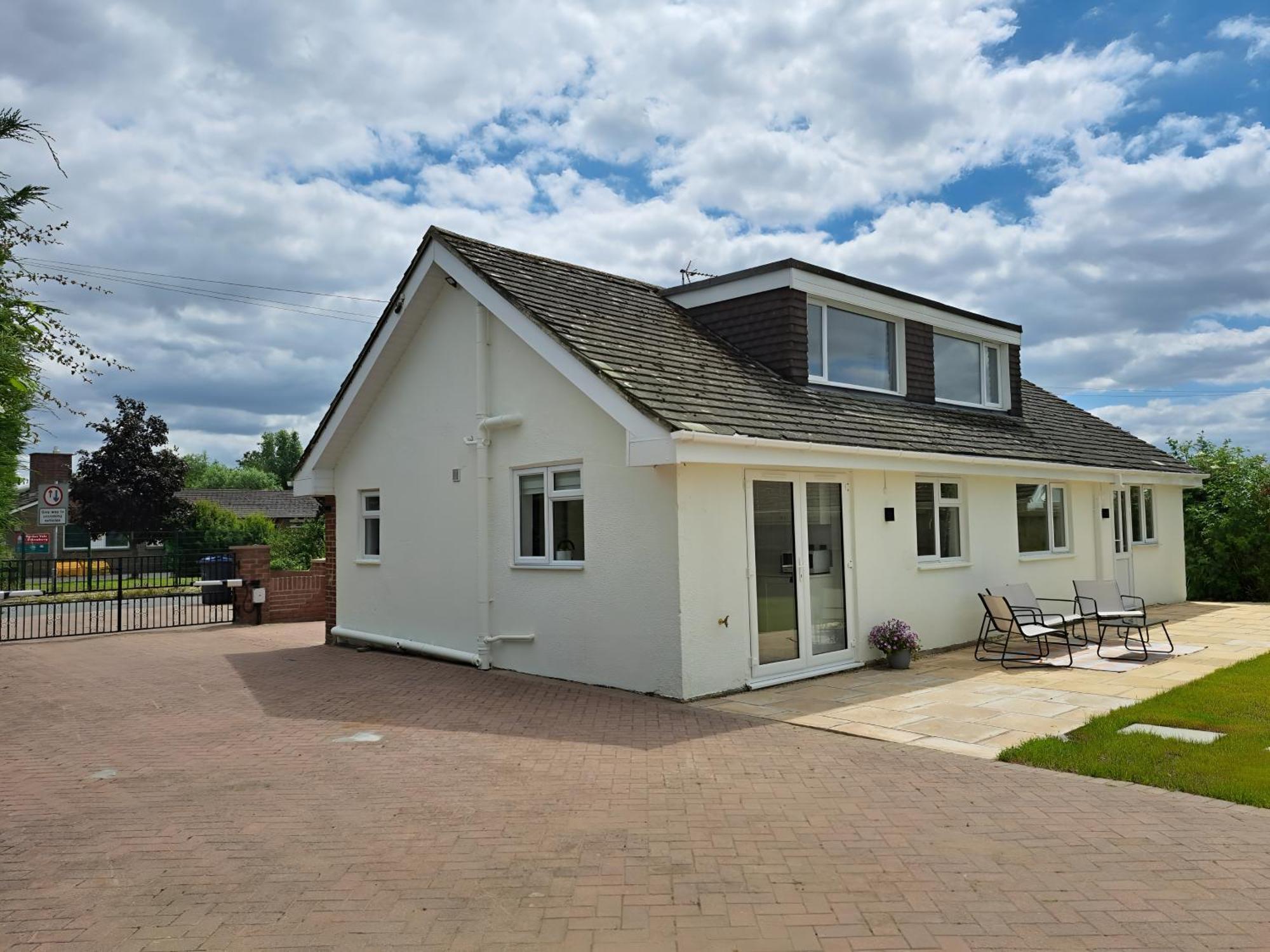 Beautiful 5 Bedroom Bungalow, Sleeps 7, In Calne Exteriör bild