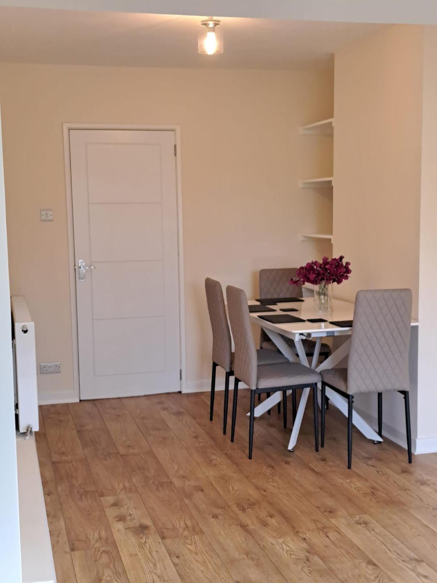 Beautiful 5 Bedroom Bungalow, Sleeps 7, In Calne Exteriör bild
