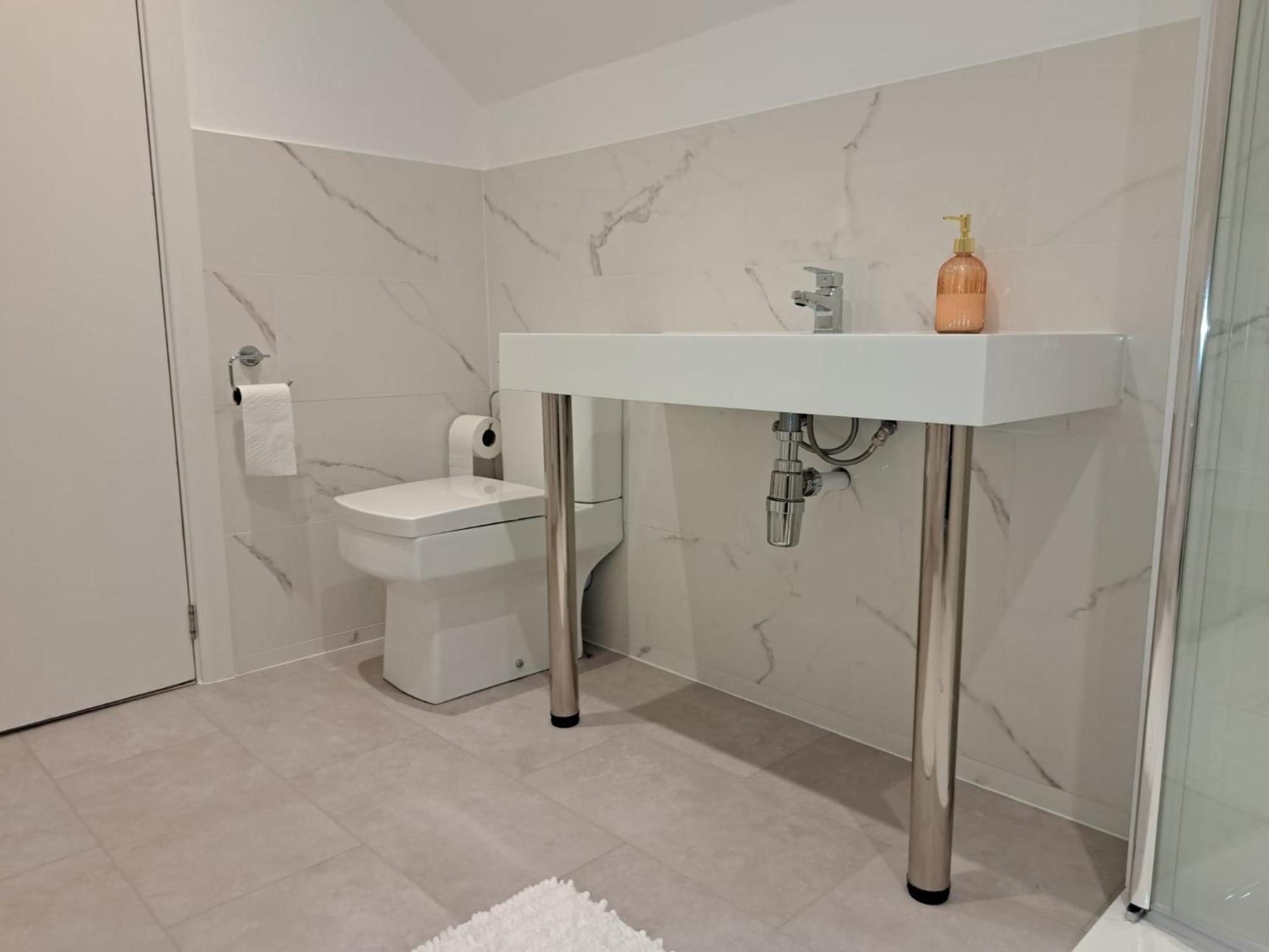 Beautiful 5 Bedroom Bungalow, Sleeps 7, In Calne Exteriör bild